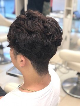 ミーティア バイ クアトロ(Meteor By QUATRO) 【QUATRO戸塚立場】くせ毛を生かしたパーマ風スタイル 村崎優雅