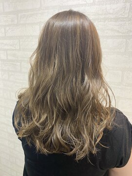 ジーナ 新宿(Zina) アッシュベージュハイライト【Zina 大越香苗】