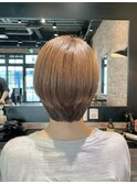 ショートパーマ薄めバング暖色カラーくすみカラー横顔美人