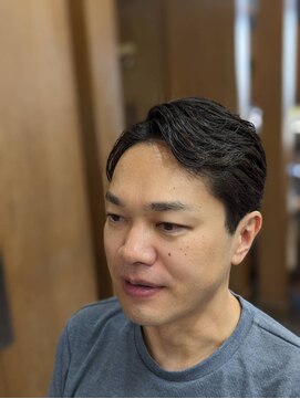 グラスヒビキ 刈り上げ七三ショート