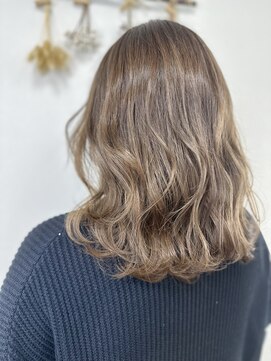 ジウ 上通り(JIU) 20代30代小顔ゆるふわミディアム アッシュベージュ