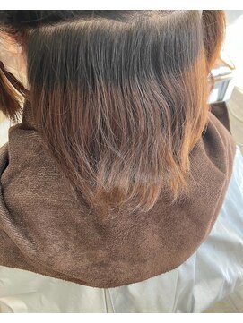 パーマ屋カラフル 毛先まで質感よくぺったんこにならないストレート