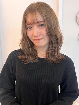 ユニバイリサ 天神大名店(uni by risa) ミルクティベージュ 波巻きヘア ケアブリーチ ハイトーン 小顔