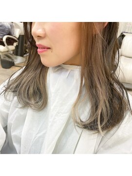 フォーシー(Four C) ワンレングスインナーグレージュ