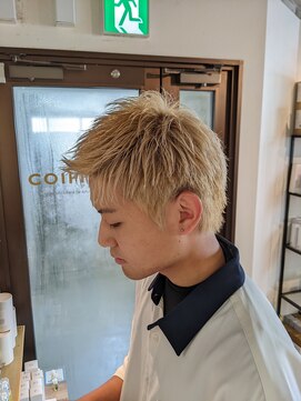 コワファーストナガサキシャンプーボーイ(COIFF1RST NAGASAKI SHAMPOO BOY) スパイキーショート×ホワイトベージュ