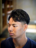メリケンバーバーショップ コウベ(MERICAN BARBERSHOP KOBE)&nbsp;メンズカットフェザーアップバング刈り上げフェードショート