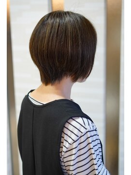 ムゥフ ヘアーアンドアイラッシュ(mouf hair&eyelash) 大人女性の白髪ぼかしレイヤーボブ