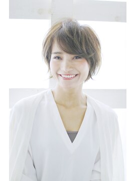 アジュテ(ajouter) 外ハネニュアンスカールスタイル