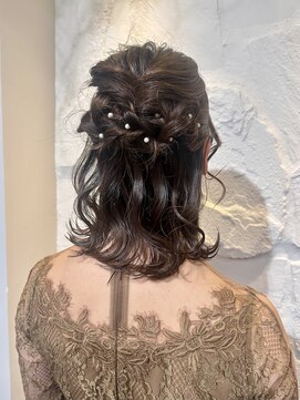 トリコ ショップアンドヘアサロン(tricot shop hair salon) パールピンを使った上品なふわふわハーフアップスタイル
