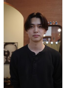 エディ(Edy) メンズセンターパートニュアンスパーマブラウンカラー韓国ヘア