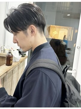 プラグ(Plug) メンズ刈り上げツーブロックセンターパート似合わせカット