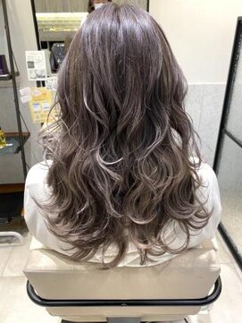 クアトログランシュ ひたちなか店(QUATRO×GranCieux) グレーパールグラデーション