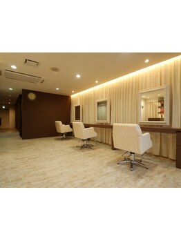 席数を３席に限定したプライベートサロン。居心地の良さにこだわった贅沢な空間が人気の秘密です。