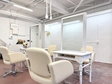 シェル(Shell)の雰囲気（白を基調とした優しい雰囲気の店内です♪）