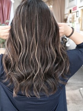 マリアナ(Mariana) ハイライトショートヘアレイヤーカットダブルカラー