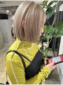 ちょっぴりくすませたベージュボブがオシャレ!