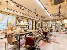 席の間隔を広々と保ち、周りを気にせずゆっくり寛げる上質空間