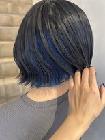 バズ(BUZZ) ボブとインナーカラー青はは秋山