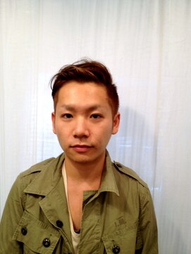 ダブル(W) サイドパート刈り上げフェードカットで男前に　メンズショート