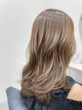 リノ(Lino) ベージュ/艶カラー/セミロング