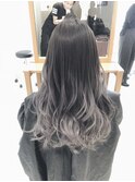 暗髪ベースで馴染むグレーグラデーションゆる巻き髪
