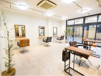 ギフト(Gift. hair&spa)の写真/閑静な住宅街に隠れ家的サロンがOPEN！経験豊富なスタイリストがカウンセリングから仕上げまで丁寧に対応◎