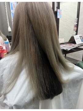 ビューティアンドスパ ガガ(GAGA) グレージュ×インナーカラー　ブラック