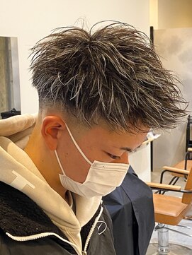 エルマーク(L-MARK) ホワイトハイライトツイストパーマアップバング短髪メッシュ