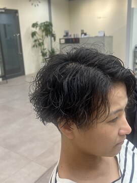 ユニ 江坂(Uni.) 前下がりセンターパート　ツイストスパイラルパーマ