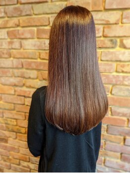 気になる髪のクセやうねりを改善！真っすぐになり過ぎないナチュラルで柔らかなストレートヘアに♪