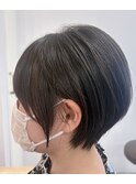 大人ショートボブで横顔美人に