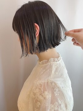 ステア ケース(stair case) 黒髪外ハネボブ　前下がり切りっぱなしボブ