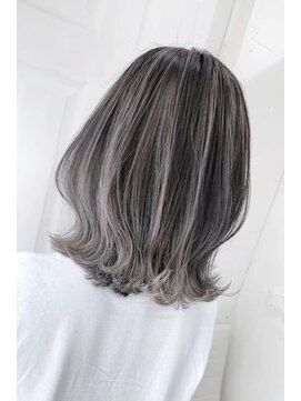 ウーロス(uros.) グレージュバレイヤージュ