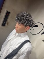 ワンス(Once)&nbsp;ホワイトハイライト/プードルパーマ/スパイラルパーマ