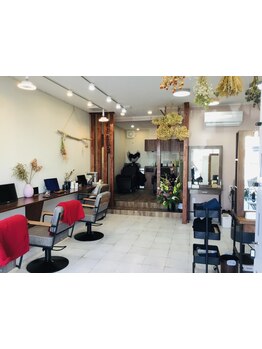 入りやすい雰囲気、オシャレで居心地良い空間！！カラー専門店じゃないみたい♪