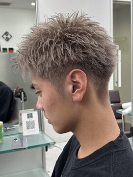 スパイキーショート　ピンパーマ　刈り上げ　フェード　眉毛