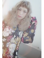 ソラ(sora)&nbsp;髪に優しい美容室　ワイドぱっつん前髪のくるりんウェーブ