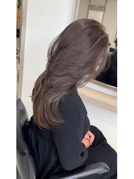 ヨロ 小岩(YOLO) レイヤーカット&艶髪ラベンダーグレージュ