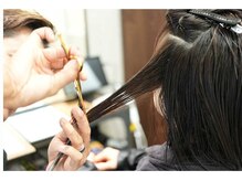 特許技法で左から右へと鋏を動かしながらシュパッとカット！