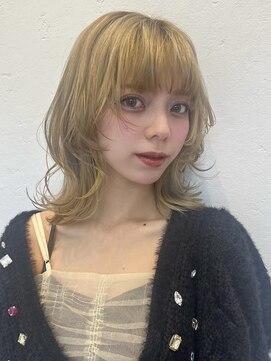 ミディアムレイヤー顔周りレイヤー韓国くびれヘアハニーゴールド