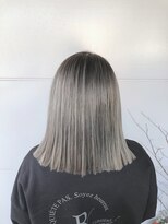 ヘアアンドメイク ムーア(Muuua) ホワイトグレージュのシャドールーツ