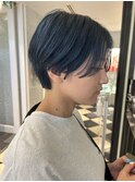 ネイビーブルーのハンサムショート