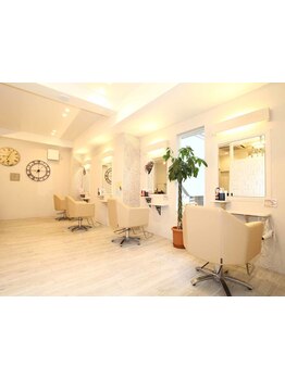幅広い世代から支持されている【BRUNO hair design】!初めての方も気軽にご来店いただける居心地の良さが◎