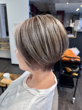 サロンドユニック(salon de UNIC) 白髪ボカシ効果もありデザインハイライトグレージュショートボブ