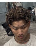 サーフバック　ツイストスパイラル眉カットメンズパーマ