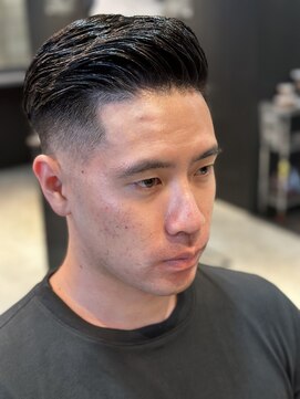 フランクスバーバー アンド ビアークラブ(FRANK'S BARBER and BEER CLUB) サイドパートフェードカットバーバースタイル