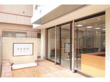シーム(seam.)の雰囲気（自然の光が注ぐ心地よい店内◎自転車・バイクでのご来店OK！）