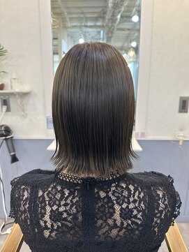 トッカ ヘアアンドトリートメント 難波店 透明感たっぷりグレージュの外ハネボブ