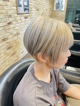 モナン 海老名(Monan) ハイトーンカラー ブロンドベージュ 刈り上げ ショート