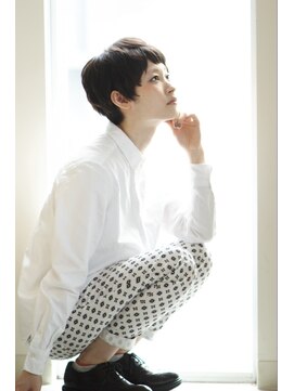 キアラ(Kchiara) 黒髪刈り上げ耳だしベリーショート